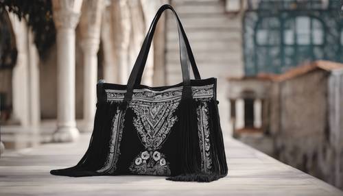 Una borsa tote nera in stile boho con dettagli ricamati con frange.