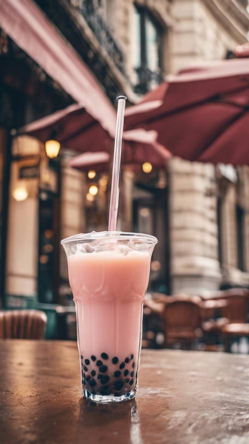 在一家美丽的巴黎咖啡馆里，一杯可爱、红润的珍珠奶茶，为约会做好准备。