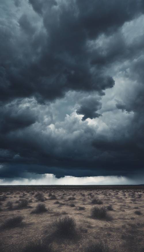 Uma paisagem árida sob a ameaça de uma tempestade iminente, com o céu totalmente coberto por nuvens azul-escuras.