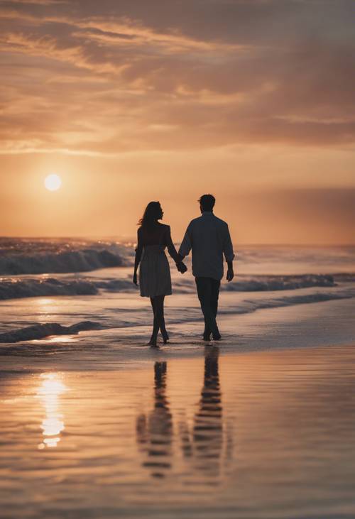 Un romantico tramonto sulla spiaggia con una coppia che cammina mano nella mano lungo la battigia.