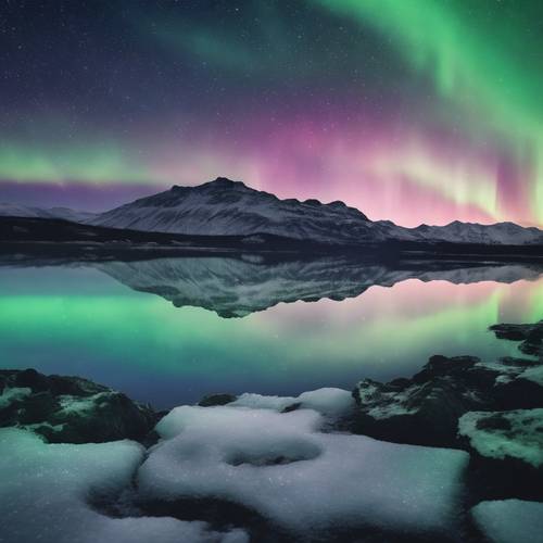 The Northern Lights display a dark ombre effect, softly transitioning from deep indigo at the Earth's surface to mint green in space. Behang [b42369e331ac4ed1a35a]