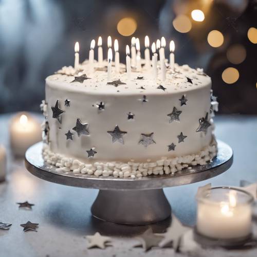 Bolo de aniversário com glacê branco e decoração com estrelas prateadas comestíveis.