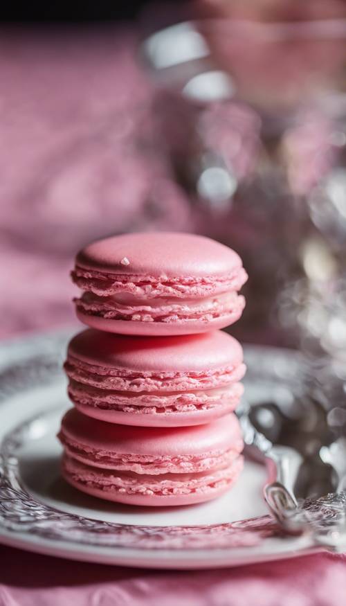 A gourmet pink macaron with a silver spoon on a fine china plate. Tapet [ac39fe4ae1054511a54b]