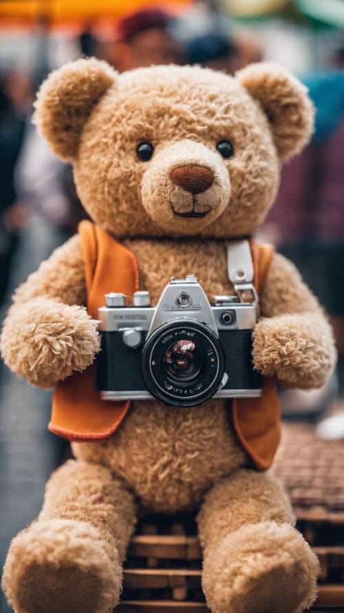 Hobbista zajmujący się fotografią pluszowych misiów, trzymający zabawkowy aparat, stał pośród tętniącego życiem jarmarku ulicznego.