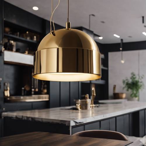 Lampu gantung emas modern tergantung pada latar belakang dapur hitam, ramping, dan modern.