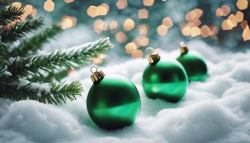 Boules de Noël vertes vintage nichées dans la neige.