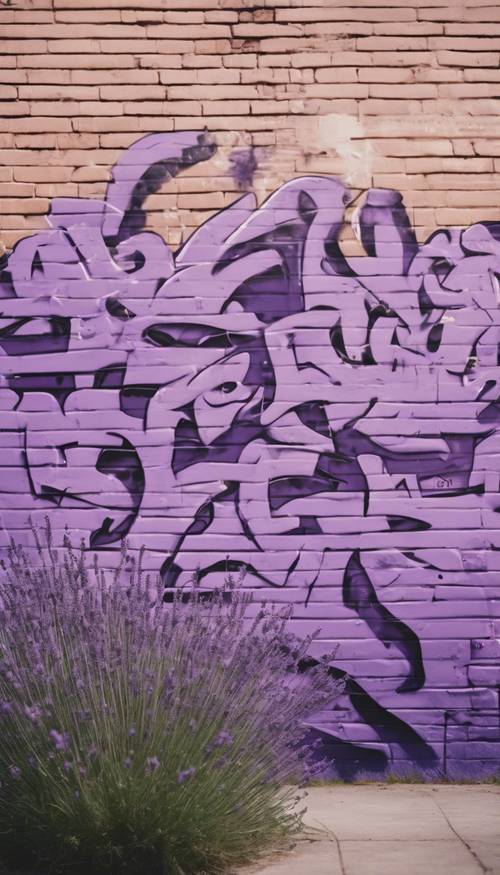 Dinding grafiti berwarna lavender di bawah sore yang cerah.