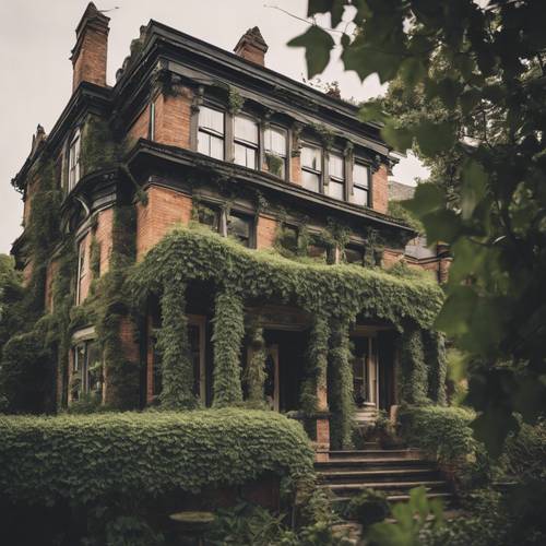 Rumah antik bergaya Victoria dengan tanaman ivy menjalar di sisinya.