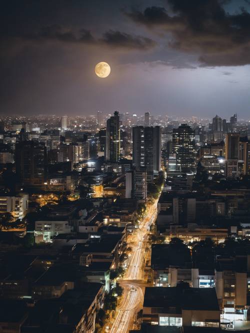 Le grand horizon de Johannesburg la nuit, avec la lune scrutant derrière les nuages.
