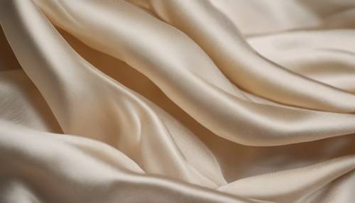 Tampilan jarak dekat dari kain sutra krem ​​dengan tekstur halus dan kemilau.