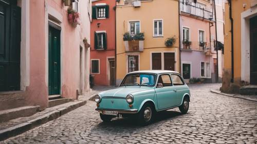 Um pequeno carro compacto estacionado em ruas estreitas da Europa com caminhos de paralelepípedos e casas em tons pastéis.