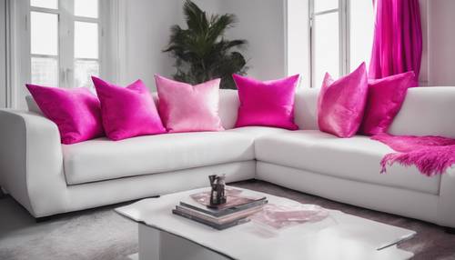 Ein eleganter weißer Raum mit leuchtend rosa Ombre-Kissen auf einem Sofa.