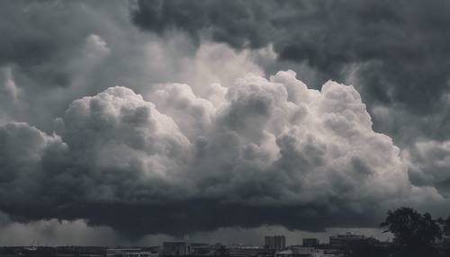 Un grupo de nubes tormentosas capturadas en un tono gris claro.