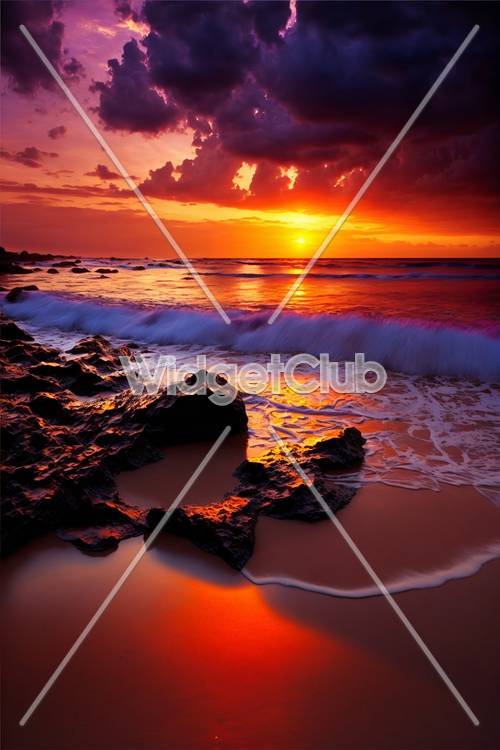 Zachód słońca na plaży: kolorowe niebo i fale
