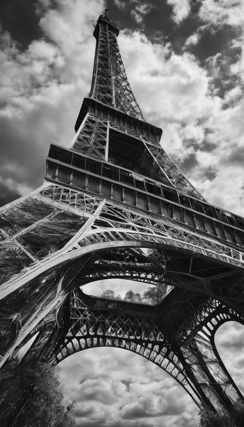 Une représentation classique de la Tour Eiffel, rendue en noir et blanc vintage, avec des volutes de nuages ​​au-dessus.