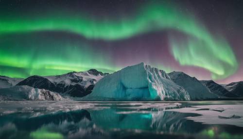Des glaciers agités s&#39;étendent sous la lueur des aurores boréales