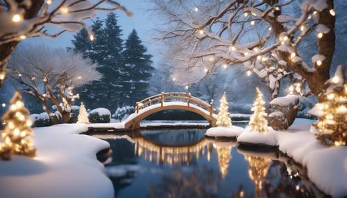 Um tranquilo jardim japonês coberto de neve, adornado com delicadas luzes brancas de Natal, com a beleza serena refletida no lago calmo.