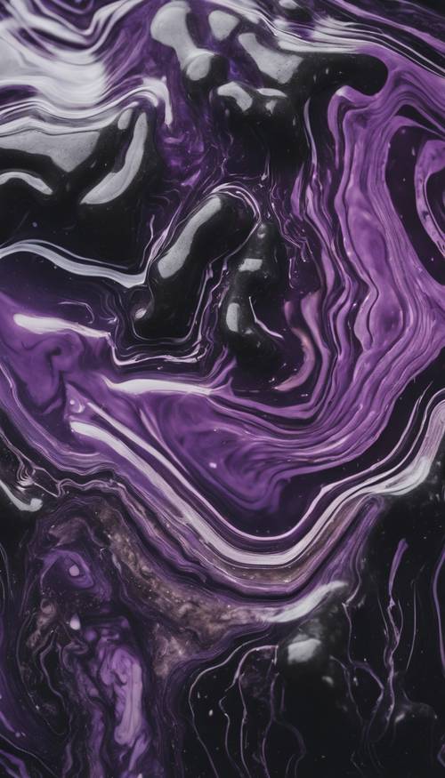 Abstrakcyjne zbliżenie czarnego marmuru z fioletowymi zawijasami.