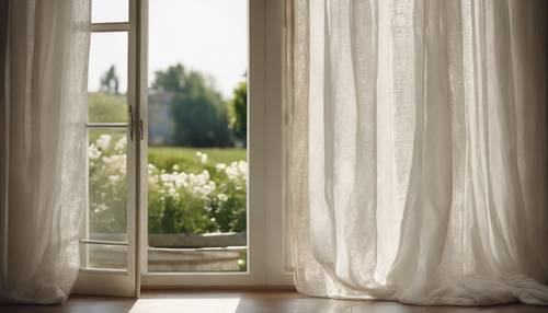 Sakin bir bahçeye bakan açık pencerenin önünde hafifçe uçuşan beyaz bir keten perde.