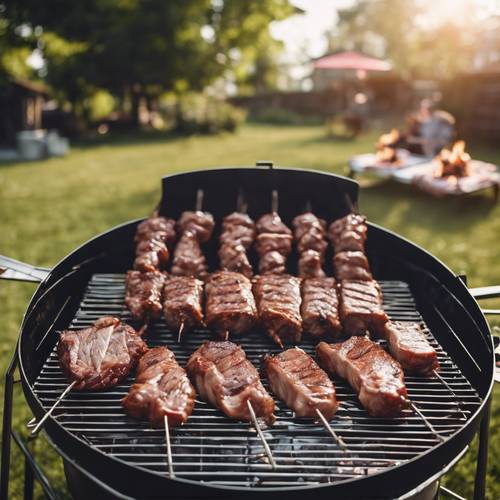 后院夏日聚会上，烧烤架上摆满了美味的肉。