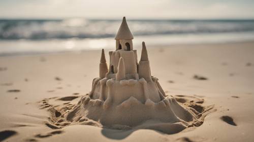 Eine verblassende Sandburg an einem einsamen Strand mit der Überschrift „Depression lebt in Zeitlupe“.