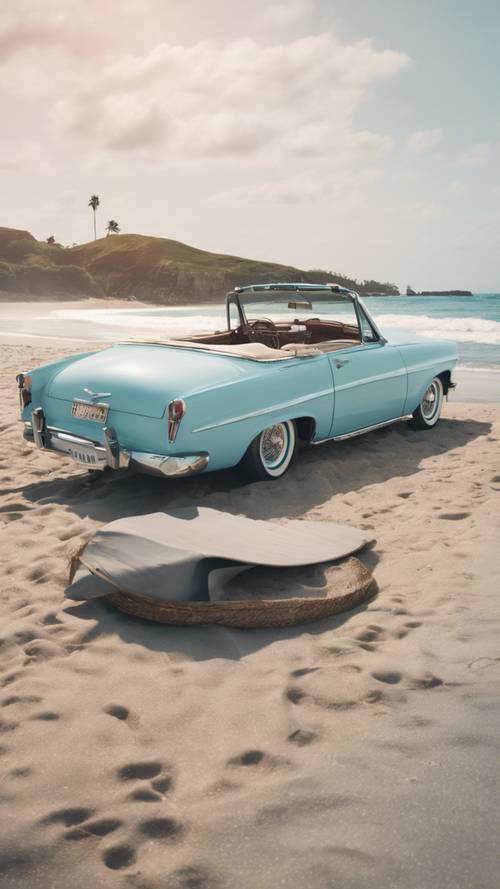 Ein pastellblaues Oldtimer-Cabrio, das an einem Strand geparkt ist und an dem Surfbretter lehnen.