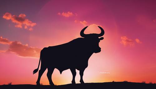 La sagoma del segno zodiacale del Toro sullo sfondo di uno splendido tramonto, con il toro che si erge maestoso su una collina circondato da sfumature di arancione, rosa e rosso nello skyline.