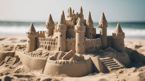 Un fantastico castello di sabbia con tanto di torri e fossato in una giornata di spiaggia a luglio.