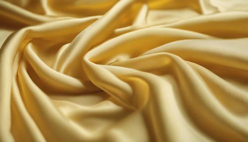 따뜻하고 화창한 여름 아침의 이미지를 연상시키는 버터 같은 노란색 실크 원단에 패턴이 있습니다.