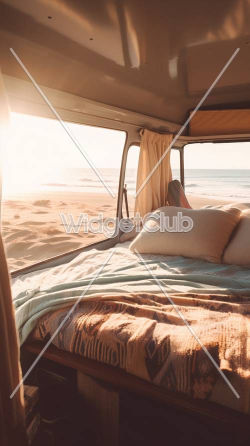 Vista da praia ao pôr do sol de dentro de uma van aconchegante