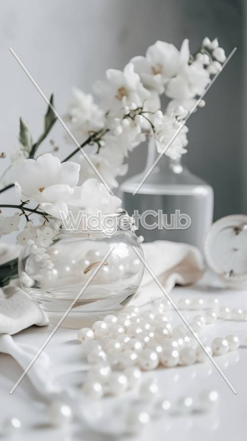 花瓶中优雅的白色花朵