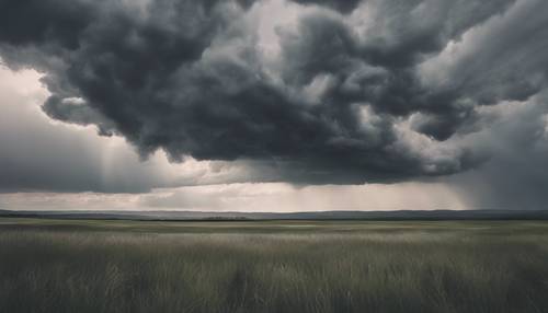 Nuvole temporalesche che si addensano su una serena pianura grigia.
