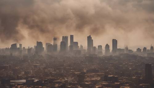 Uno skyline della città visto attraverso un&#39;atmosfera nebbiosa piena di nuvole marroni di inquinamento.