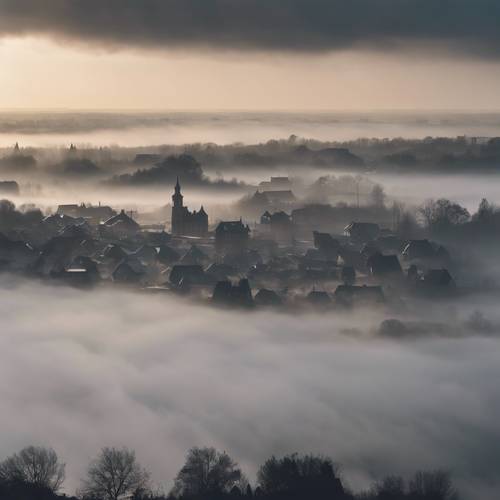 이른 아침 안개, 짙은 구름이 낮게 드리워져 잠든 마을의 실루엣을 덮고 있습니다.