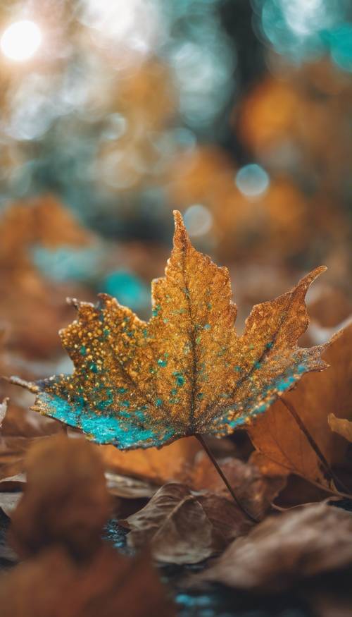 Detail daun musim gugur sebagian ditutupi dengan bintik-bintik kilau pirus.