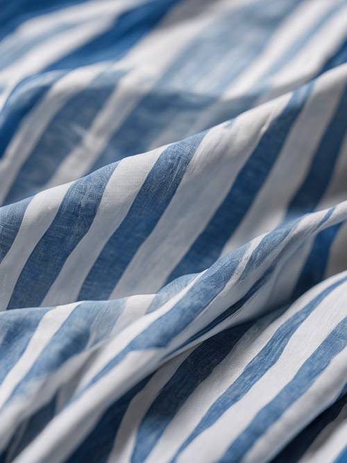 藍白條紋織物在夏末的風中飄揚的藝術鏡頭。