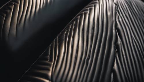 Schwarzes Fischgrätenmuster auf der Lederpolsterung eines Luxusautos.