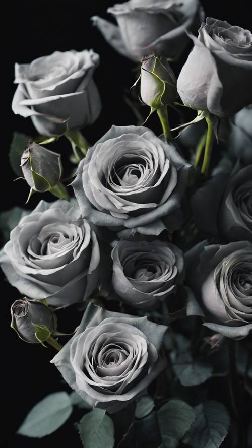 Un elegante bouquet di rose grigie su sfondo nero.