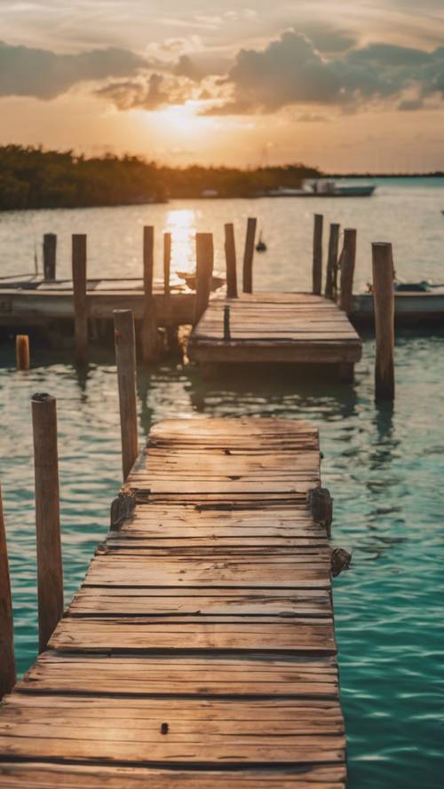 Um pôr do sol brilhante sobre os charmosos cais de Florida Keys, com barcos balançando suavemente sobre as águas azul-turquesa.