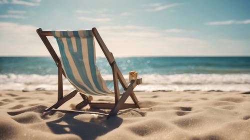 Khung cảnh ven biển thư giãn, với chiếc ghế xếp êm ái đặt trên cát, mặt biển êm đềm trải dài đến tận chân trời dưới bầu trời đầy nắng.