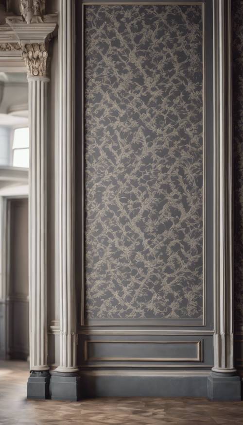 Una gran pared con un patrón de damasco gris en una casa señorial señorial.