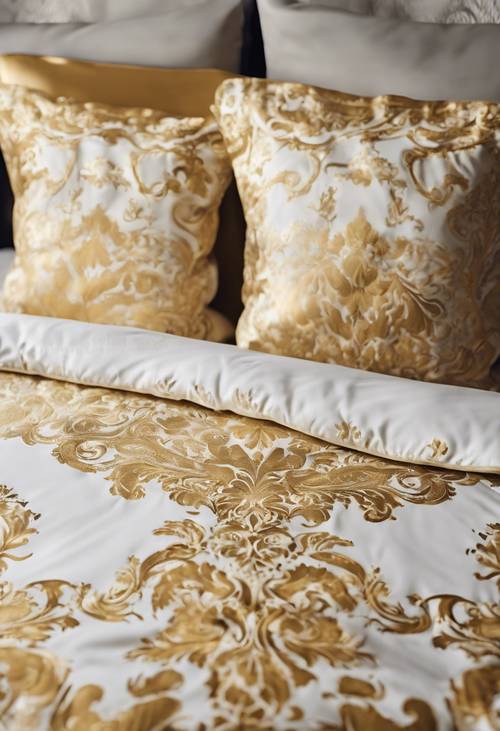 Elegante juego de cama con estampado de damasco dorado.