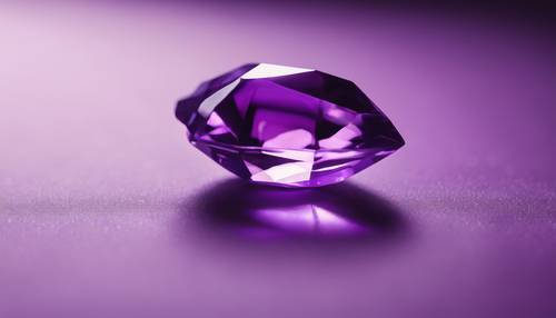 Одинокий драгоценный камень аметист лежит на ярком минималистичном фиолетовом холсте.
