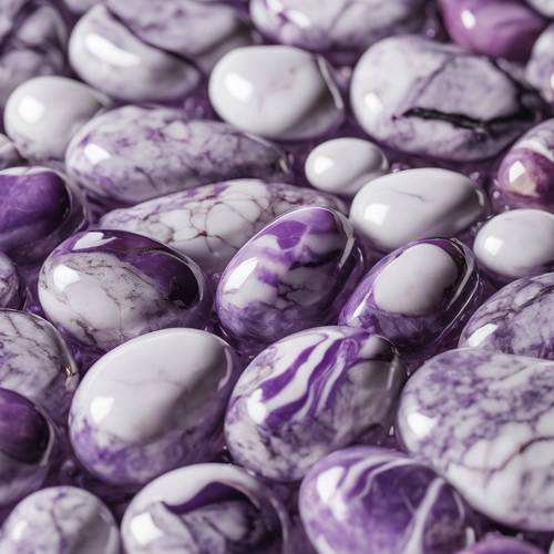 Eine atemberaubende Darstellung von kontrastierendem weißem und violettem Marmor in einem organischen Muster