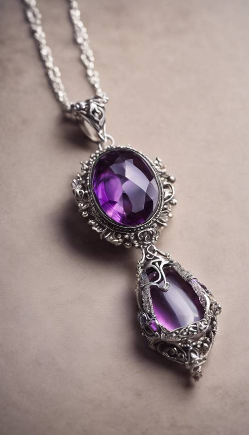 Elegancki naszyjnik z fioletowym kamieniem zamkniętym w srebrnej zawieszce.