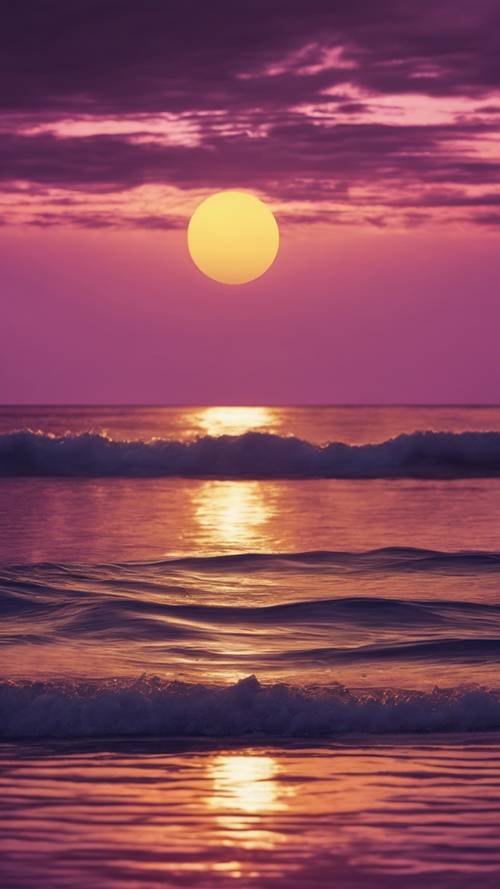 منظر غروب الشمس الهادئ باللونين الأرجواني والذهبي فوق المحيط، حيث تعكس المياه ضوءًا أصفر لامعًا.