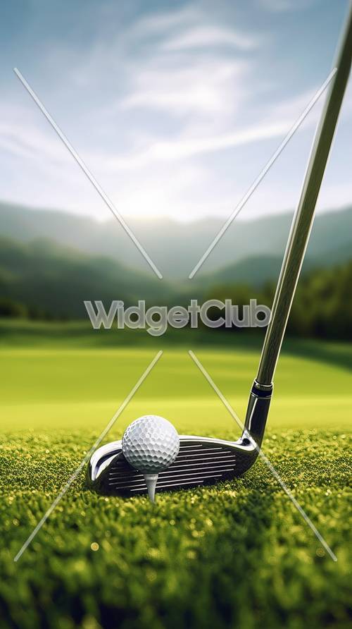 Golfschläger und Ball im Gras mit malerischem Bergblick