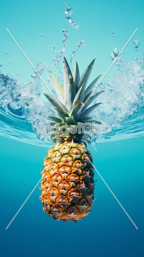 Éclaboussures d&#39;ananas dans de l&#39;eau bleu clair