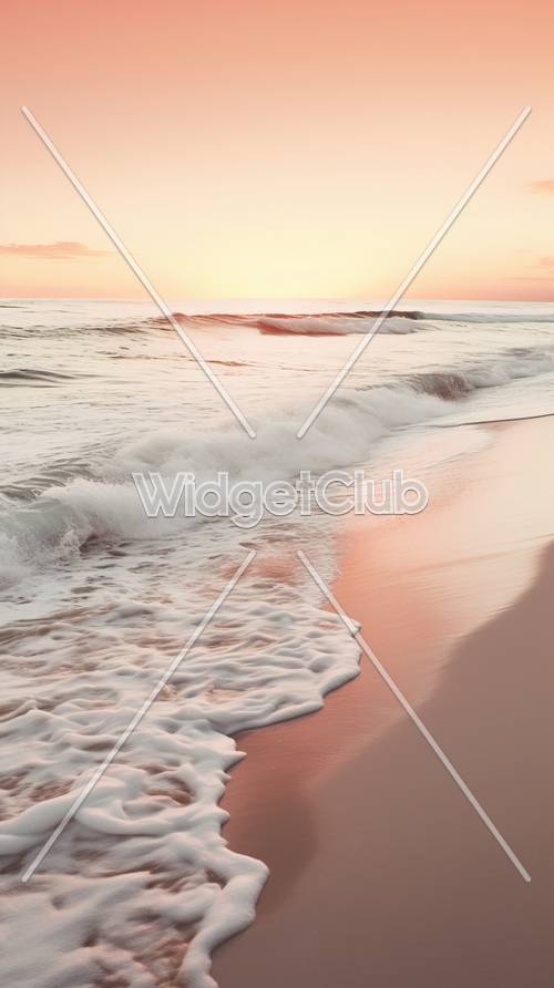 Wellen bei Sonnenuntergang am Strand