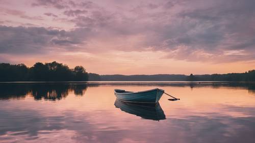 Sebuah perahu tunggal bersandar dengan tenang di danau yang tenang, permukaannya yang tenang memantulkan langit senja yang berwarna pastel. Kutipan &#39;Ketenangan bukanlah kebebasan dari badai, tetapi kedamaian di tengah badai.&#39; terletak di sudut.